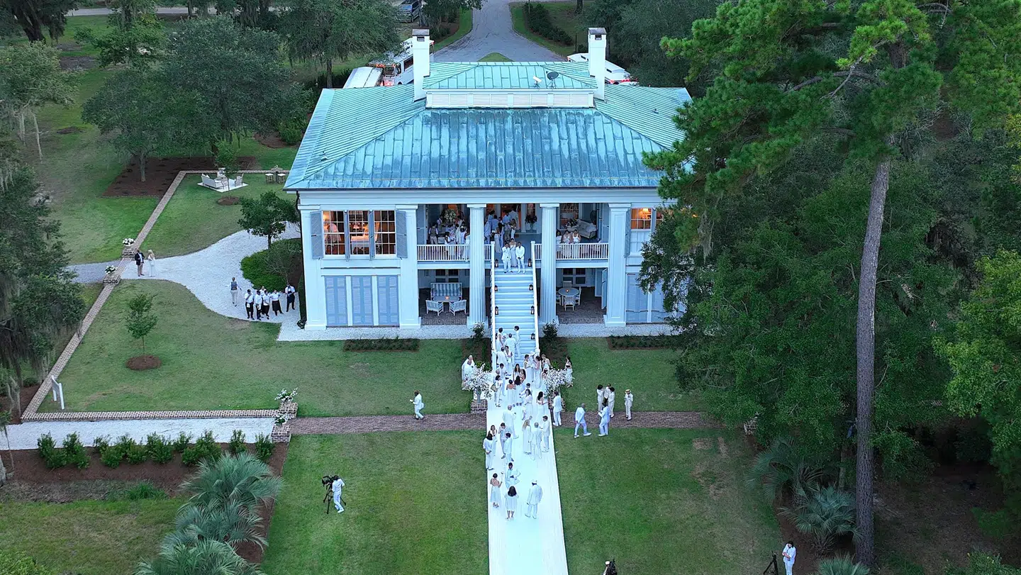 Her er en del af Afflecks pragtejendom i Savannah. Ejendommen ligger ned til en af områdets mange floder og har en bådbro.