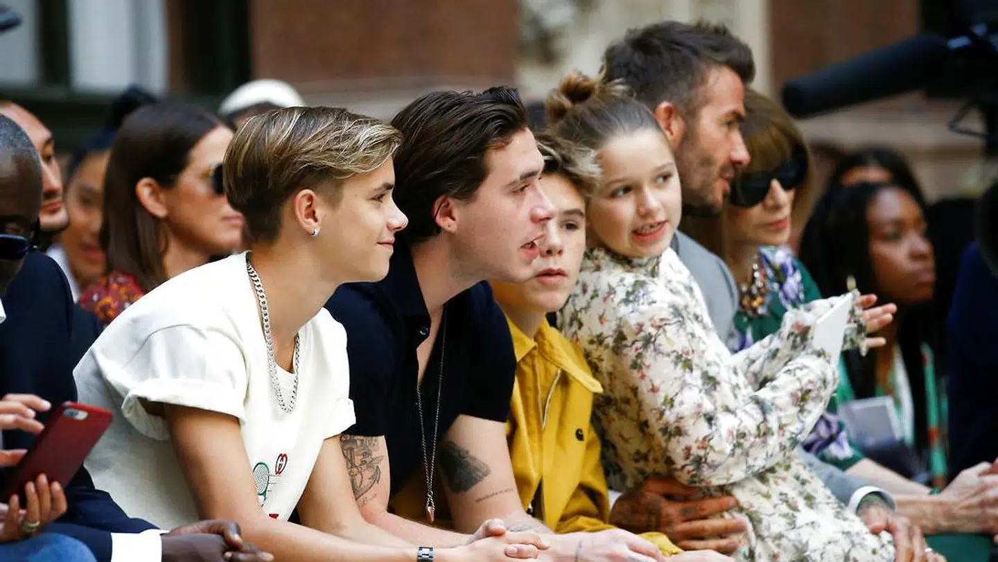 David Beckham med parrets fire børn under et af Victoria Beckhams modeshow.
