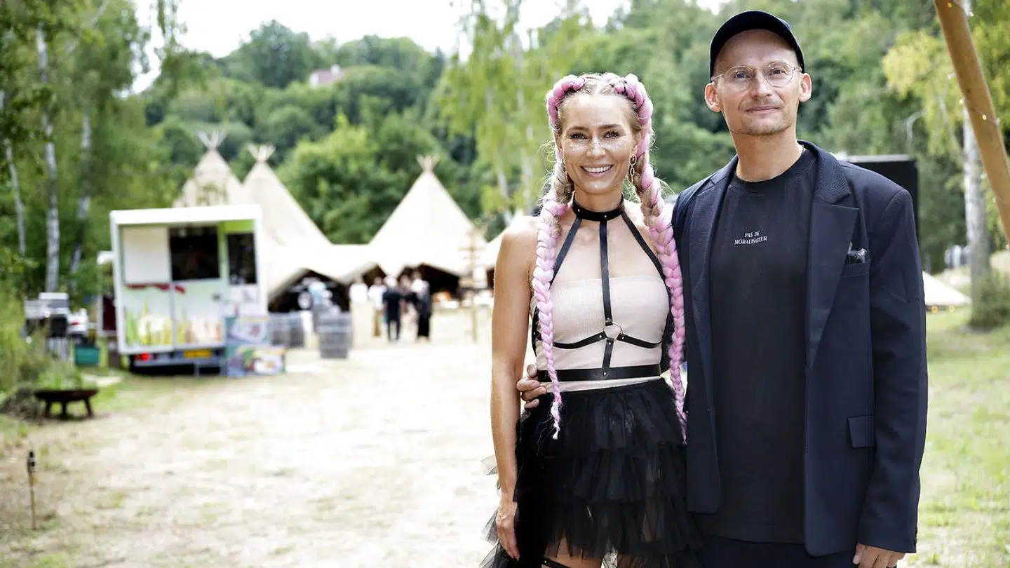 Christian Stadil fejrer sin 50-års fødselsdag med en to-dages festival, hvor blandt andre Tessa og Suspekt kommer og spiller for de 500 inviterede gæster. Christian Stadil sammen med konen Alice.
