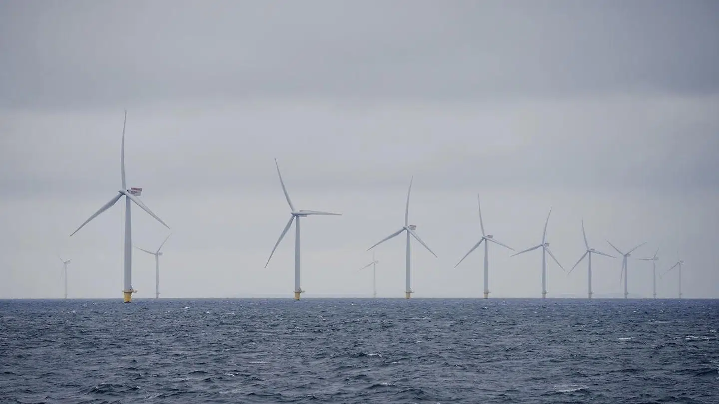 Havvindmøller er bæredygtig energi, men ikke altid lige populær blandt borgere, der skal bo i nærheden af dem.
