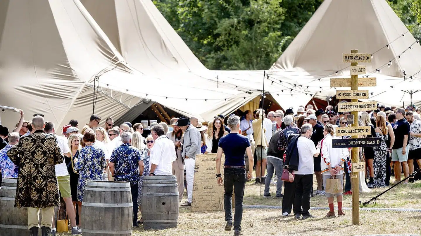 Christian Stadil har slået flere telte op i sin enorme have.