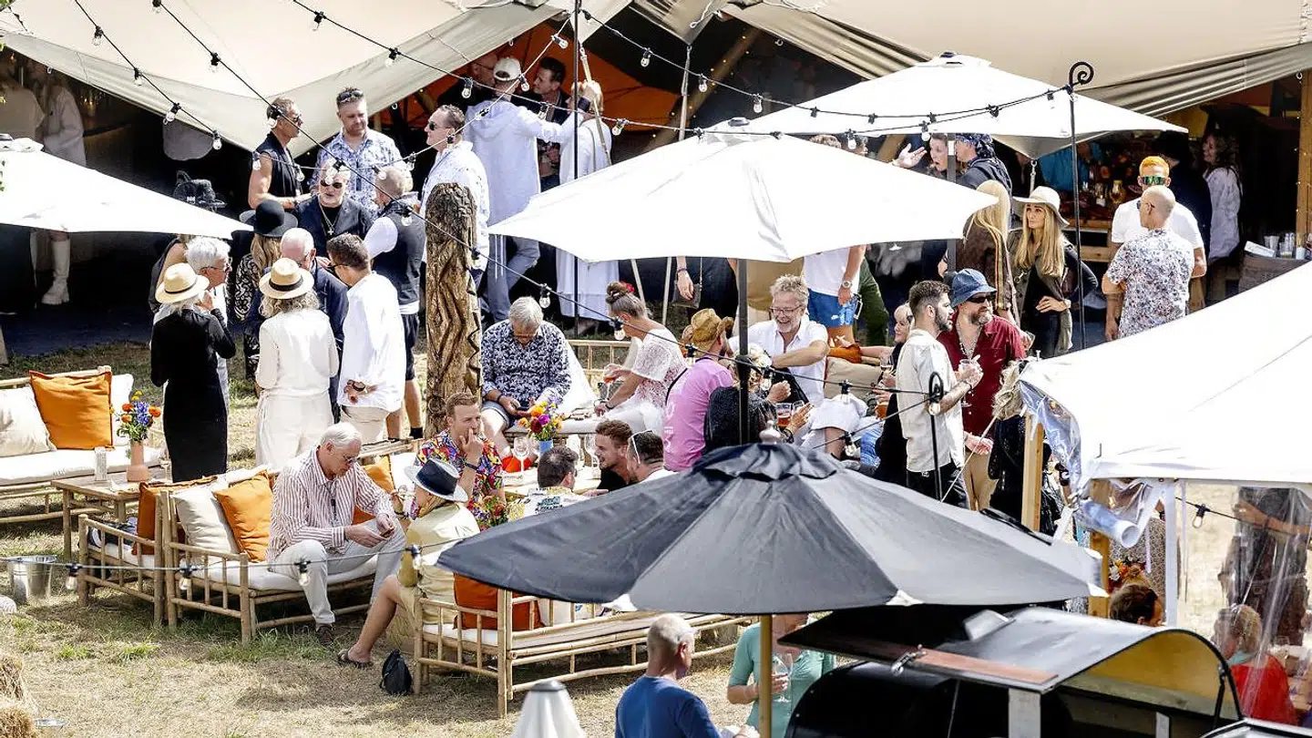 En del kendte kommer forbi Stadils fest.