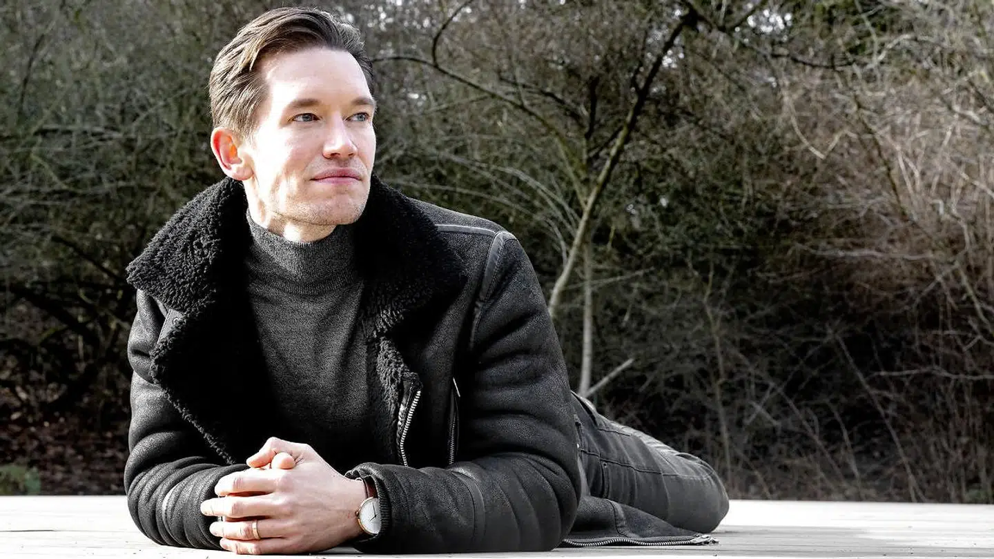 Morten Kjeldgaard er 100 procent åben om sin seksualitet. Både på sociale medier og i den virkelige verden. Men i den virkelige verden passer han alligevel bedre på sig selv. Han modtager dødstrusler på sin Instagram-profil, men de fysiske overfald påvirker ham mest.