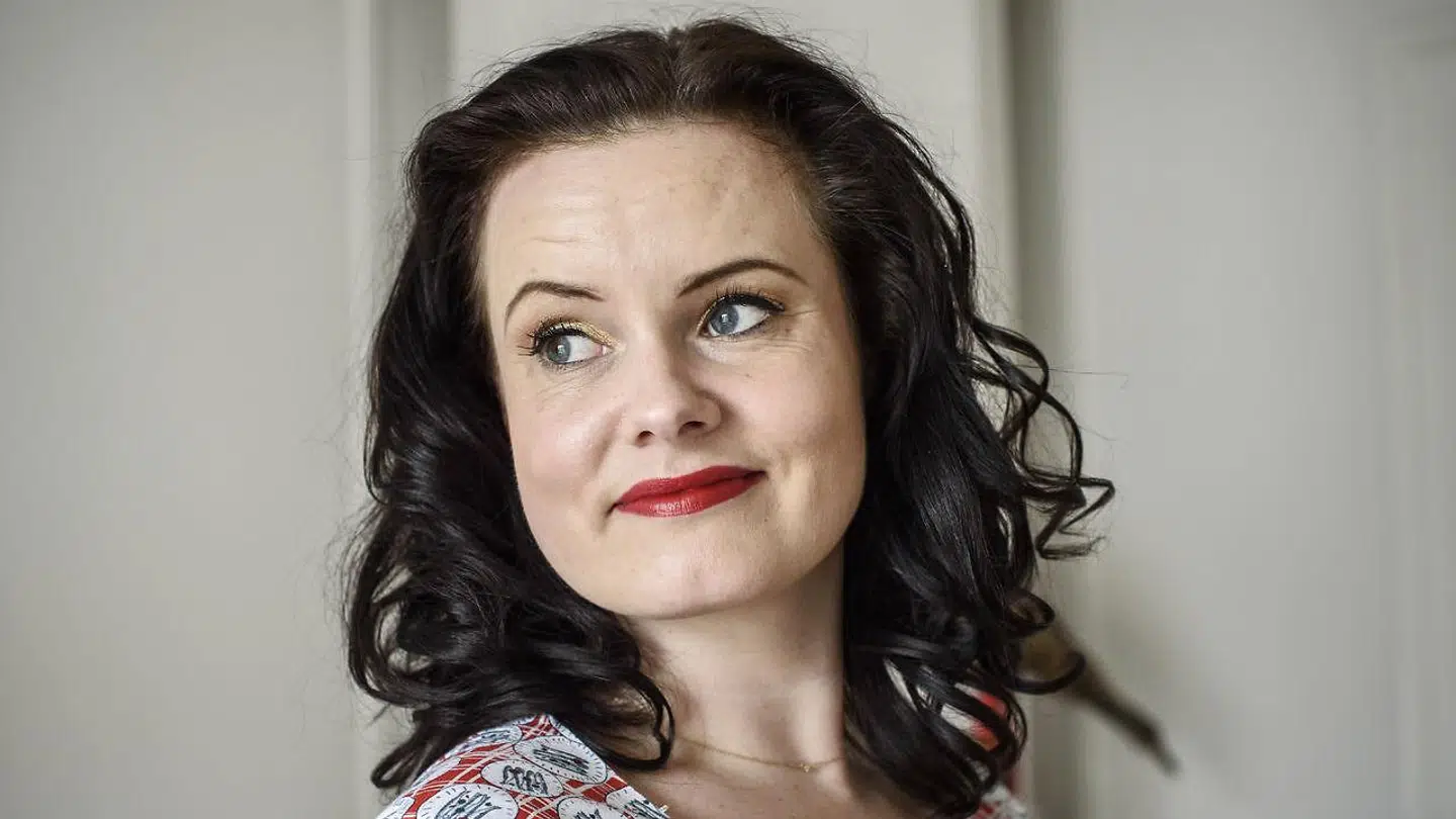 »Når jeg ikke holder min seksuelle identitet hemmelig på nogen måde, er det også, fordi jeg har besluttet, at nogen bliver nødt til at stå frem, uanset om det har omkostninger eller ej, fordi det er vigtigt, at alle kan se, det er muligt at leve et godt liv som homo,« siger Leonora Christina Skov.