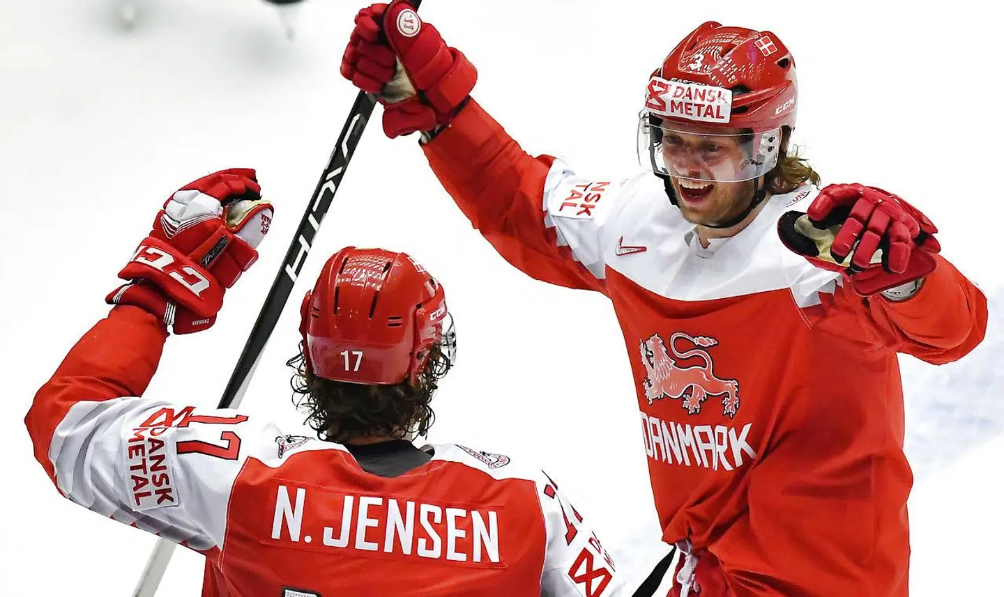 Philip Larsen (th.) i kamp for det danske ishockeylandshold ved VM i Danmark i 2018.
