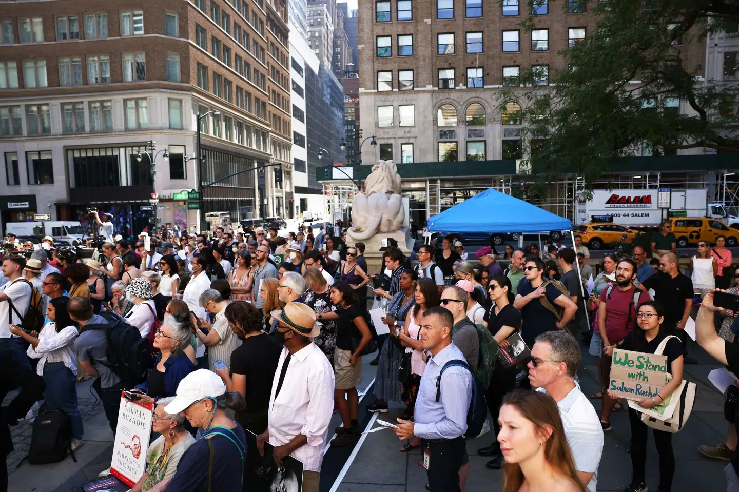 En flok mennesker mødtes foran The New York Public Library for at vise støtte til Salman Rushdie. Michael M. Santiago/Ritzau Scanpix