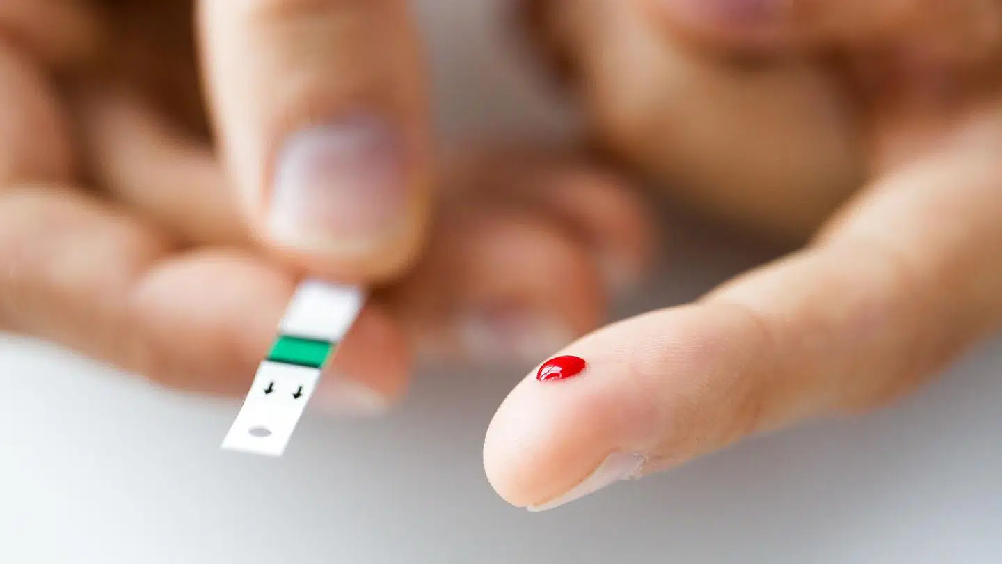 De fleste diabetikere måler deres blodsukker ved at stikke sig selv i fingeren. Det er dog noget nemmere med en såkaldt sensorbaseret måler, hvis man kan få en sådan bevilget.