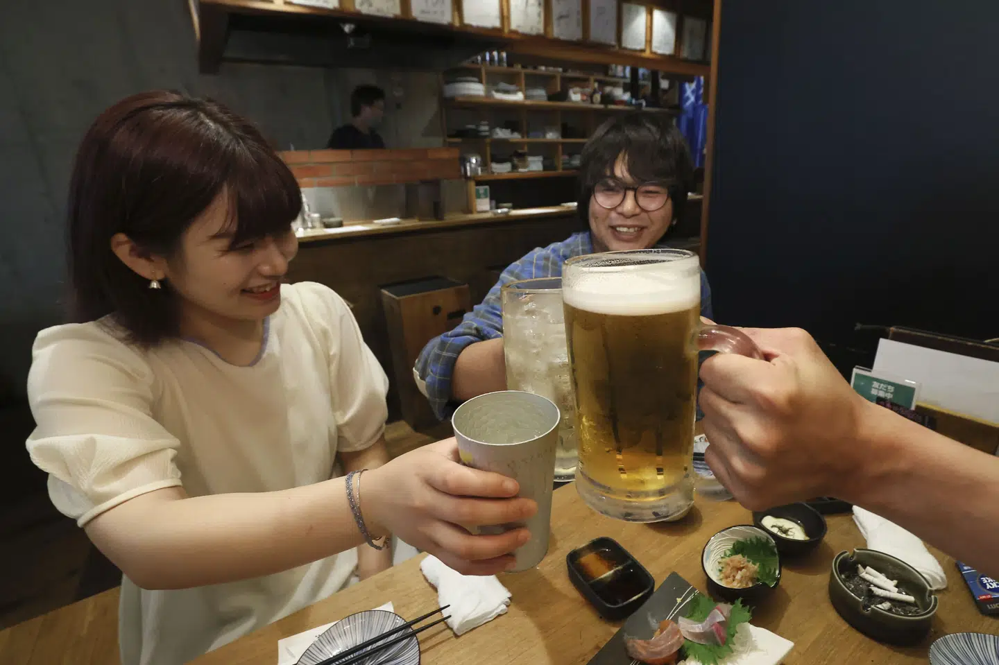 Japanske unge drikker mindre. Det skal der laves om på. Derfor søger skattemyndighederne i landet de bedste idéer til at skrue op for drukkulturen. Masaki Akizuki/Ritzau Scanpix