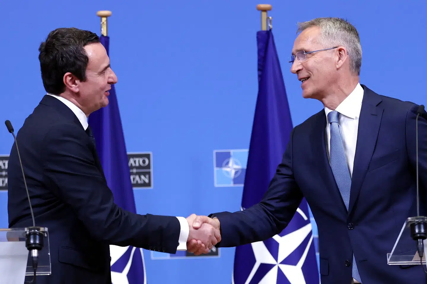 Kosovos premierminister, Albin Kurti (til venstre), mødtes onsdag med Natos generalsekretær, Jens Stoltenberg (til højre), i Bruxelles. Francois Walschaerts/Ritzau Scanpix