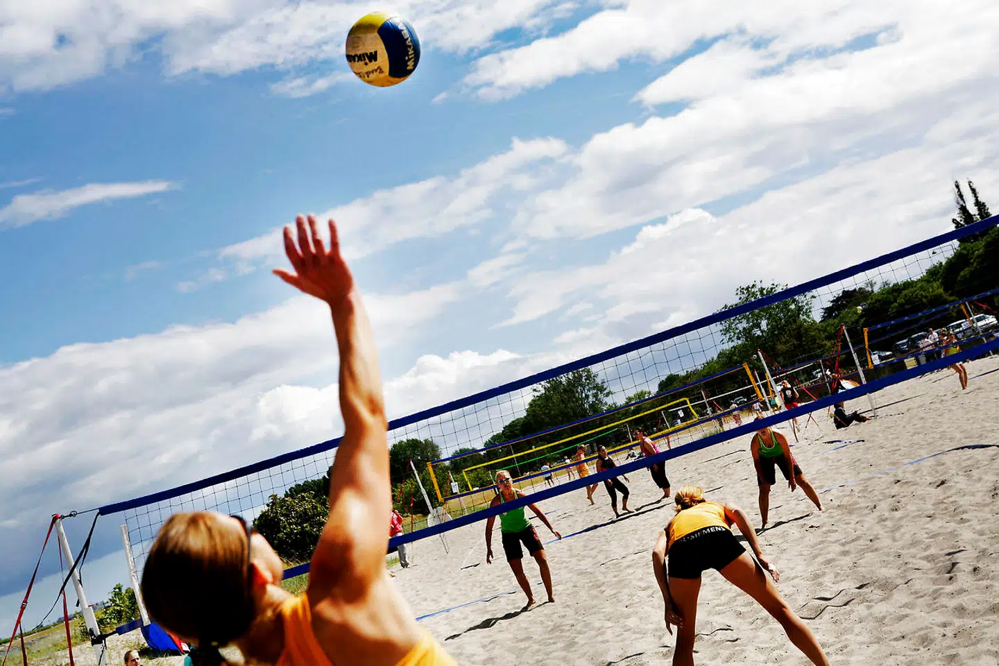 Virksomheden Øens Invest vil modernisere en 80.000 kvadratmeter stor grund på Amager. På billedet ses strandgæster i Amager Strandpark i færd med at spille volleyball.