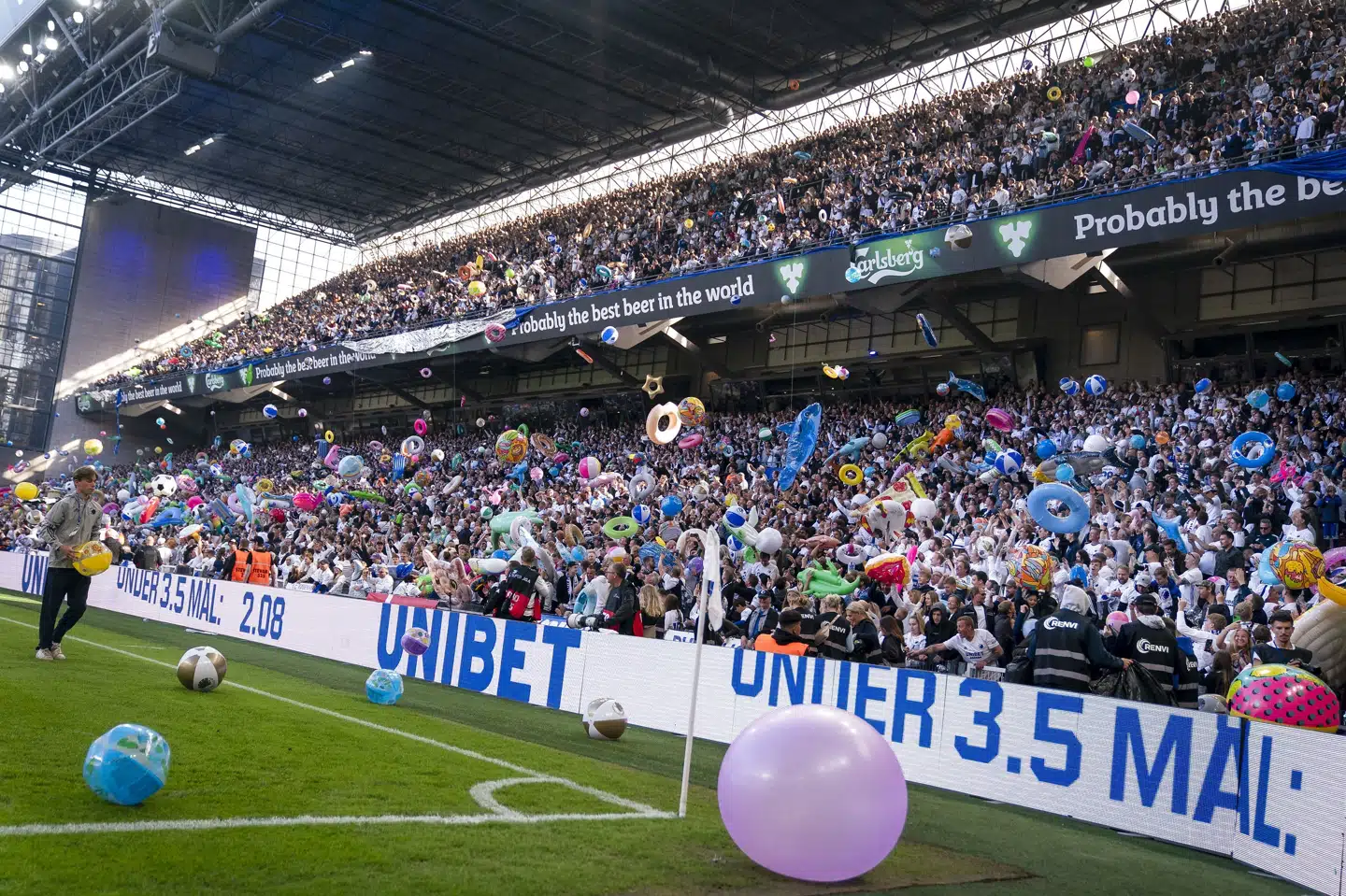 FCK's fans smider badedyr rundt på tribunerne, når klubben spiller den sidste hjemmekamp i sæsonen. Liselotte Sabroe/Ritzau Scanpix