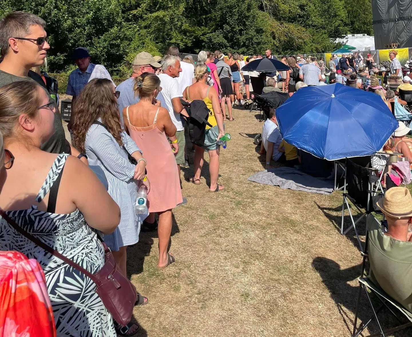 Her ses køen til den ene vandpost, der var til slotskoncerten