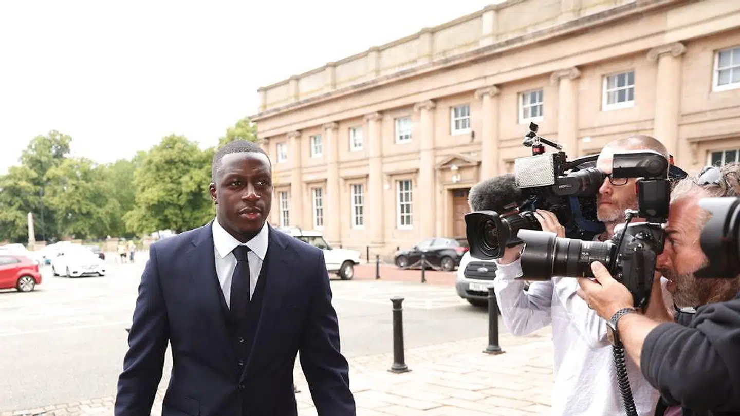 Mendy på vej til retten, hvor han fodboldkarrieren potentiel kan slutte.