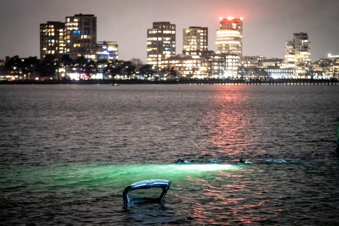 En 24-årig kvinde blev i januar sidste år dræbt, og hendes lig blev kørt i vandet ved Amager Strandpark. Hendes kæreste erkender i Retten på Frederiksberg drabet. Bilen hvor en 24-årig kvinde blev fundet død i lagunen mellem Amager Strandvej og Amager Strandpark hejses væk mandag den 2. januar 2022 (arkivfoto).