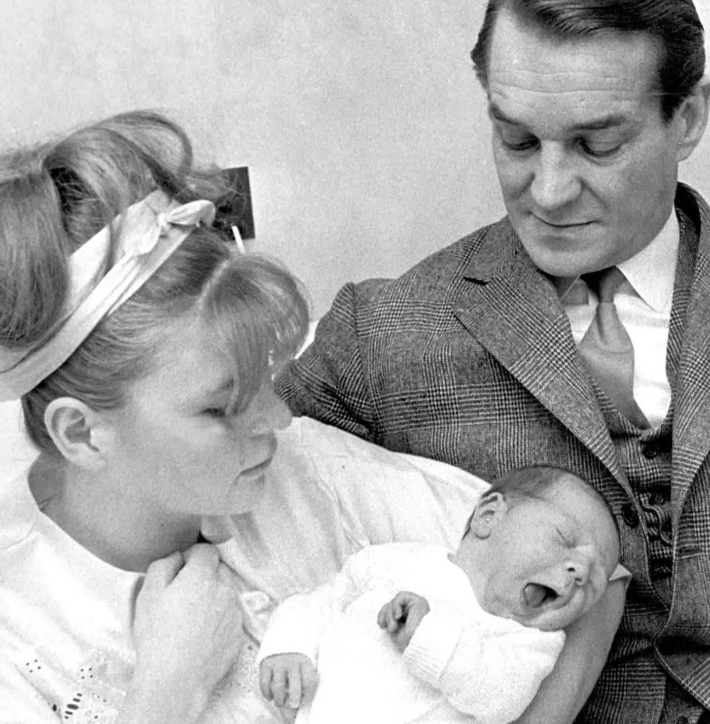 Lone Hertz og Axel Strøbye viser stolt deres nyfødte søn Tomas frem. Ti måneder senere blev han hjerneskadet, formentlig på grund af en vaccination.