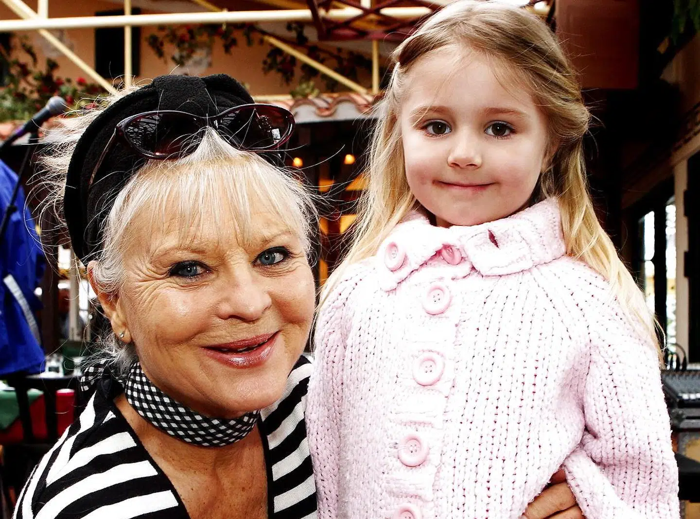 Arkivfoto af Lone Hertz og barnebarnet Fillippa, som dengang var fem år. Hun erkender, at såvel hendes øvrige børn og børnebørn har lidt under, at Tomas altid prioriteres først.