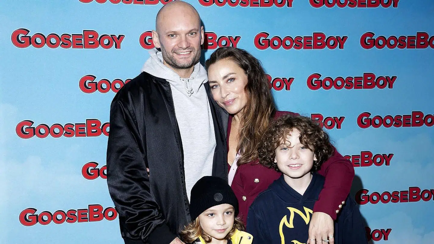 Szhirley med ægtemanden Mads Møller og sønnerne Bille og Elton på den røde løber i Imperial til premieren på 'Gooseboy' i 2019.