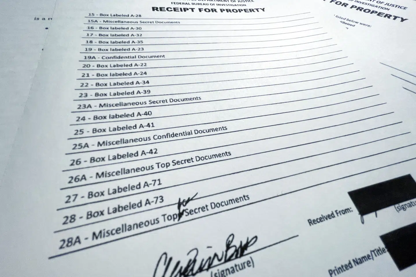 En liste over de materialer, der blev beslaglagt på tidligere præsident Donald Trumps golfsted og hjem, Mar-a-Lago, viser, at der er 11 sæt dokumenter, der i en eller anden grad er stemplet som hemmelige - nogle af dem tophemmelige. Jim Bourg/Reuters