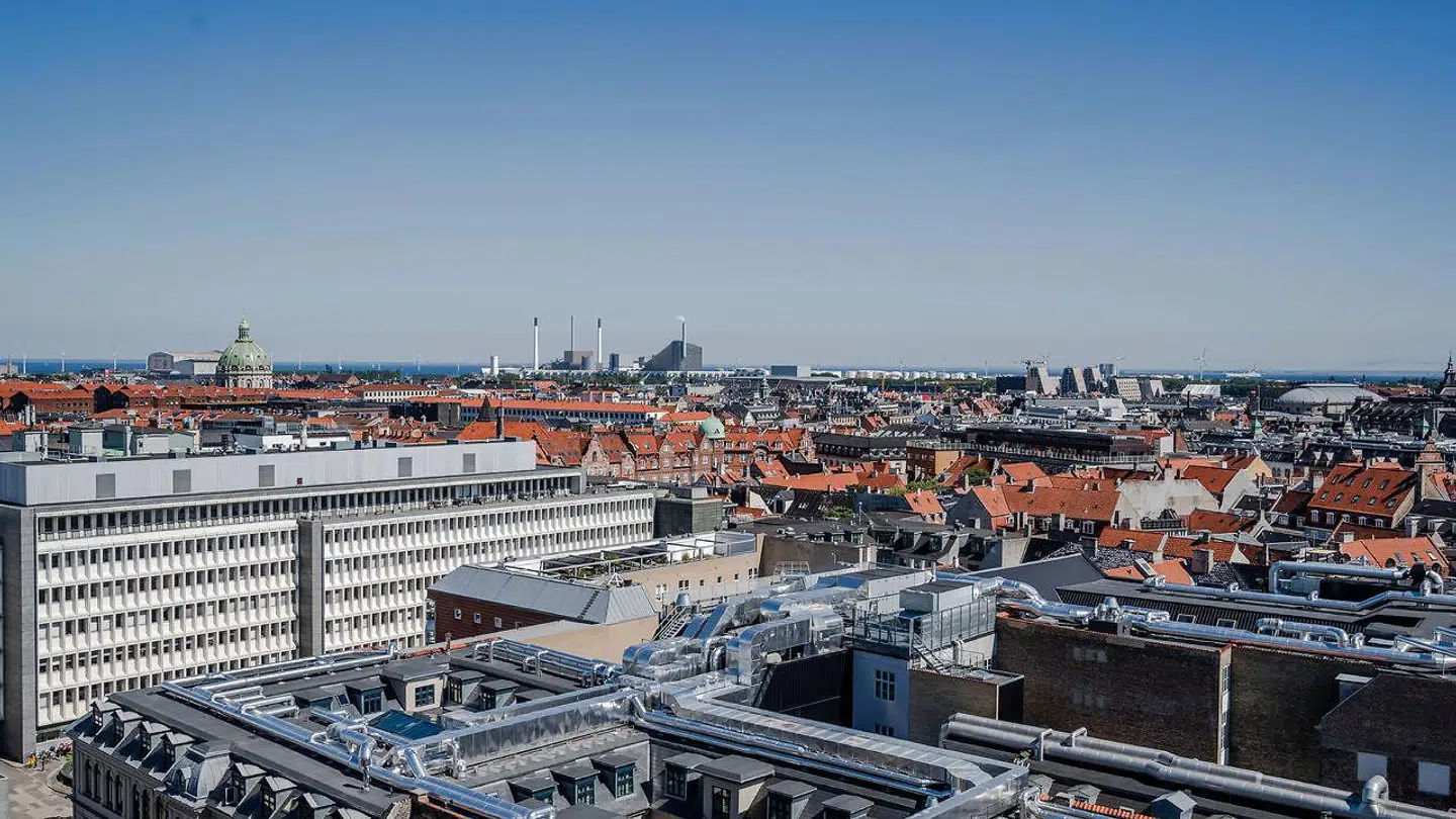Udsigten fra 25hours Hotel i København mellem Trinitatis Kirkeplads og Købmagergade.