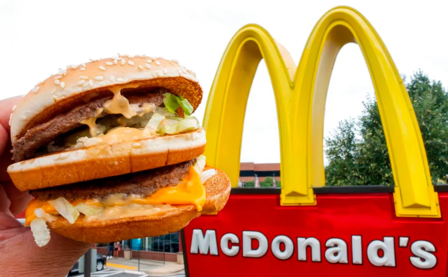 En Big Mac Menu er næsten 20 procent dyrere, når du bestiller den fra en leveringstjeneste.