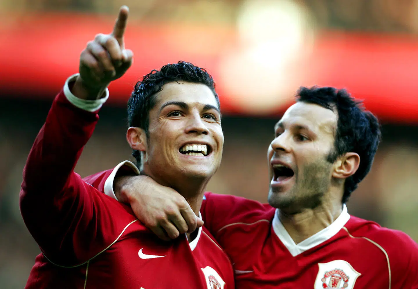 Ryan Giggs jubler over en scoring med Cristiano Ronaldo.