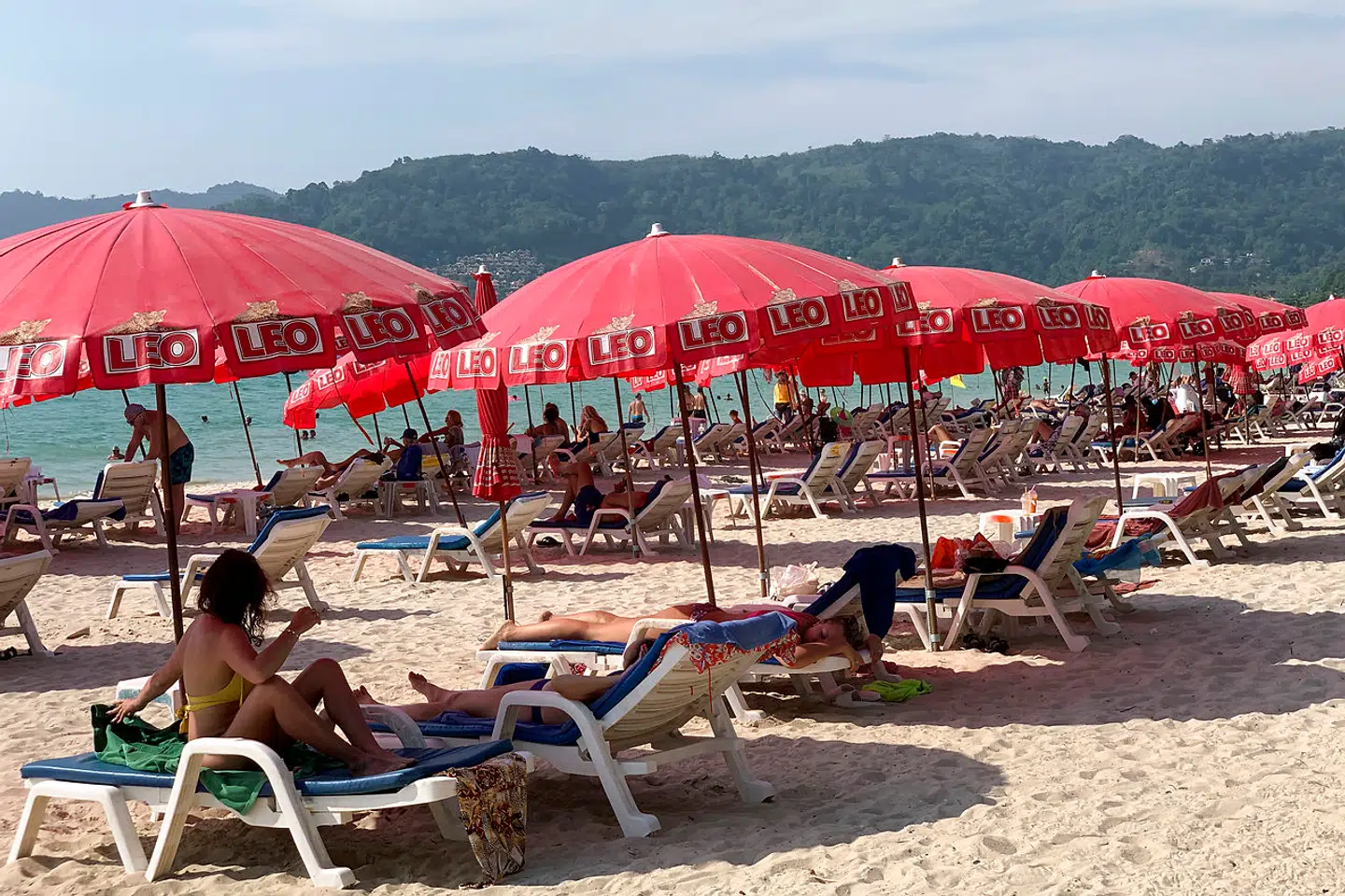 Turisterne på stranden i Patong, før coronavirussen kom til verden. Arkivfoto.