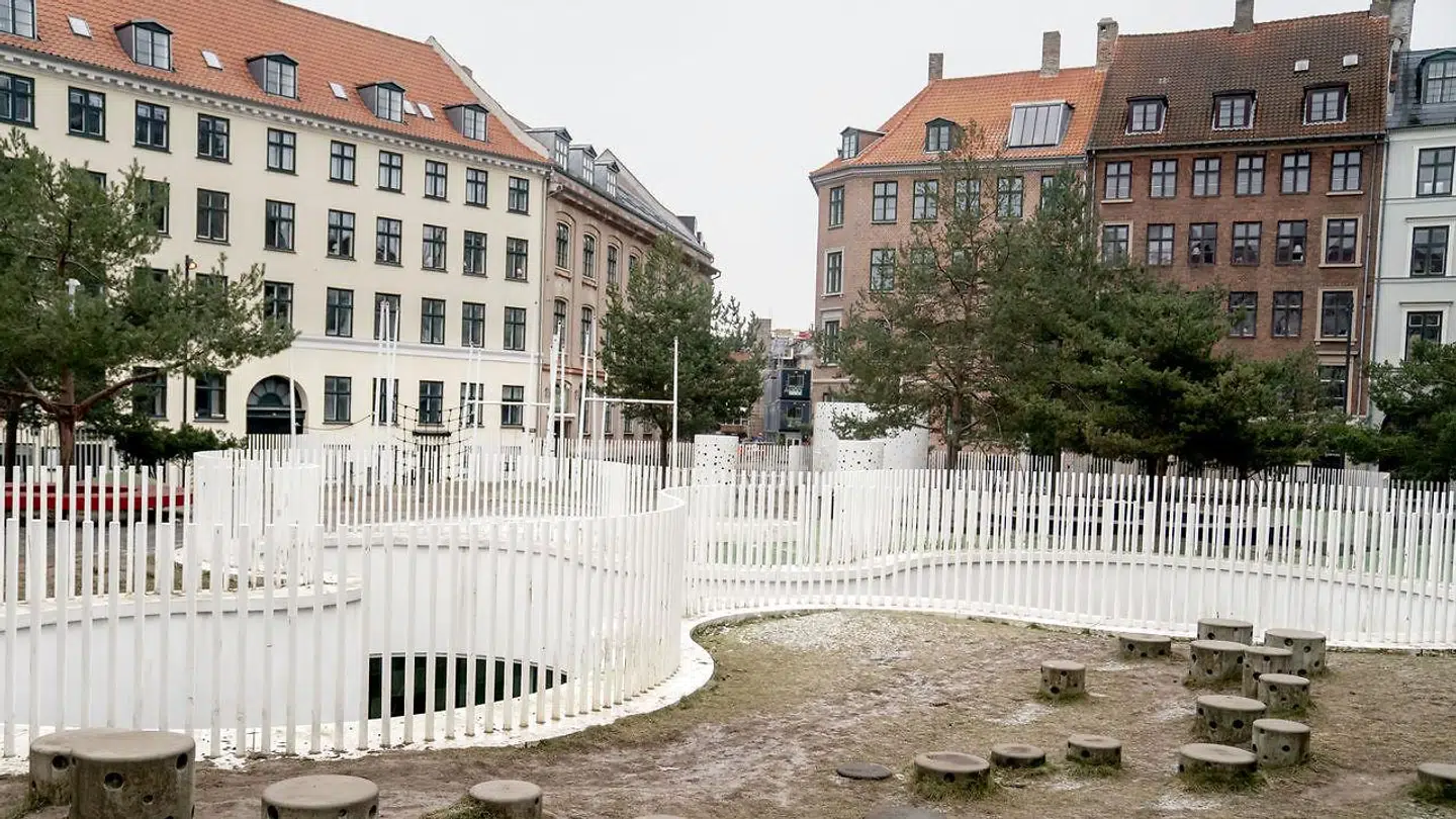 Hauser Plads i indre København, som Bent Fabricius-Bjerre opkaldte sit selskab efter.
