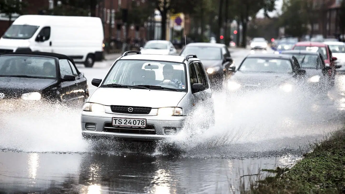 De gyldne dråber fra over kan indeholde giftige kemikalier, som gør det uegent som drikkevand. (Arkivfoto)