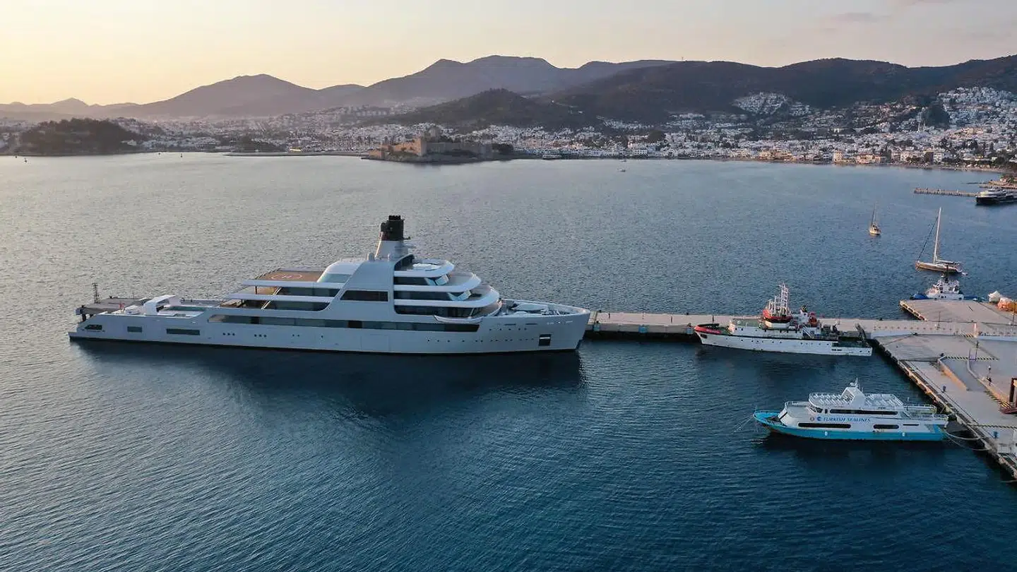 Abramovichs yacht 'My Solaris', da den lå i den tyrkiske havn Bodrum i marts.
