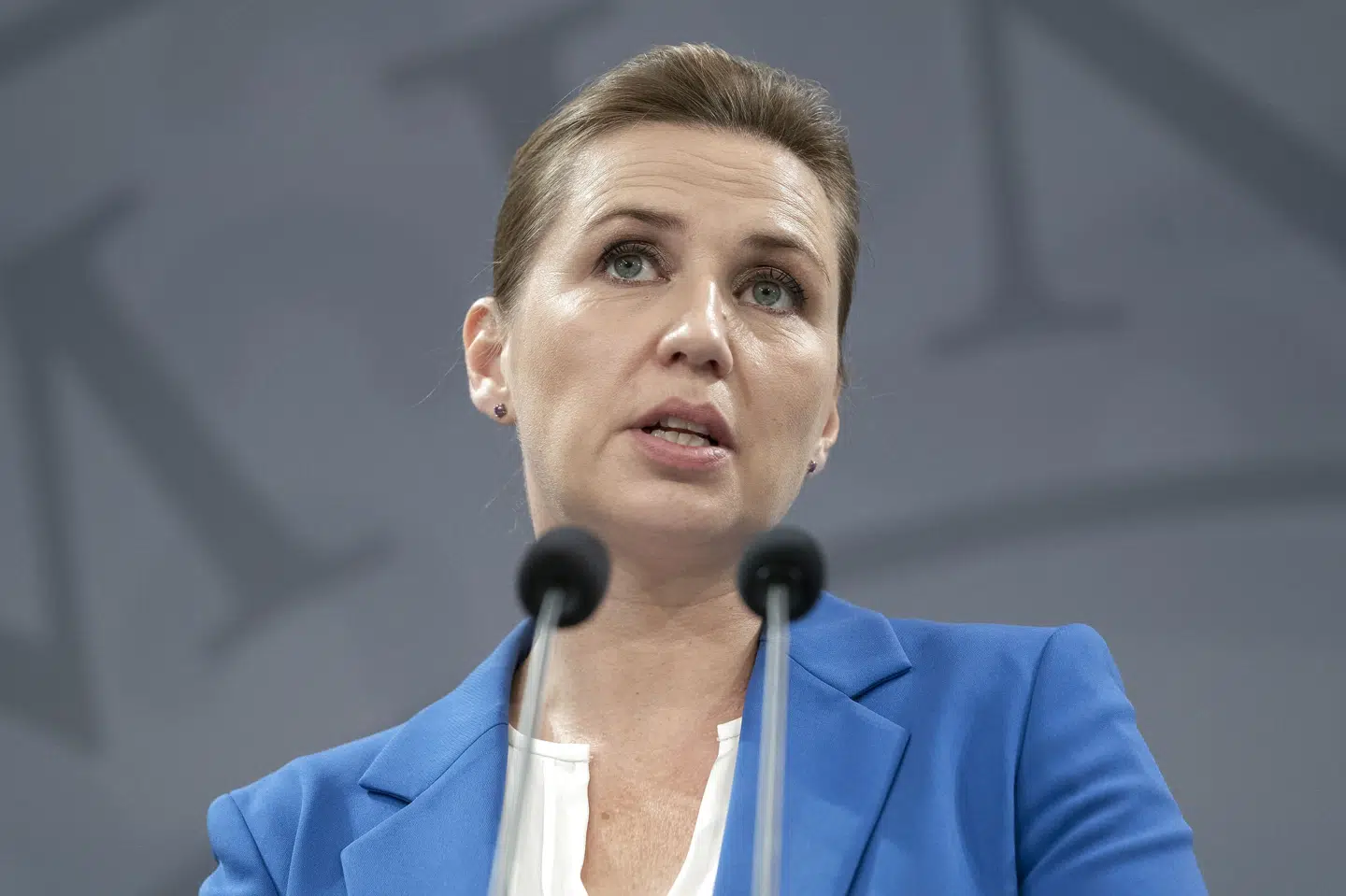 Statsminister Mette Frederiksen (S) ses her ved pressemødet 1. juli, hvor hun beklagede de fejl, der var begået i minksagen. Torsdag skal hun forklare over for Granskningsudvalget i Folketinget, hvordan situationen tegner sig for de ti ledende embedsfolk, der modtog hård kritik i sagen om aflivning af alle mink i Danmark. (Arkivfoto) Søren Bidstrup/Ritzau Scanpix