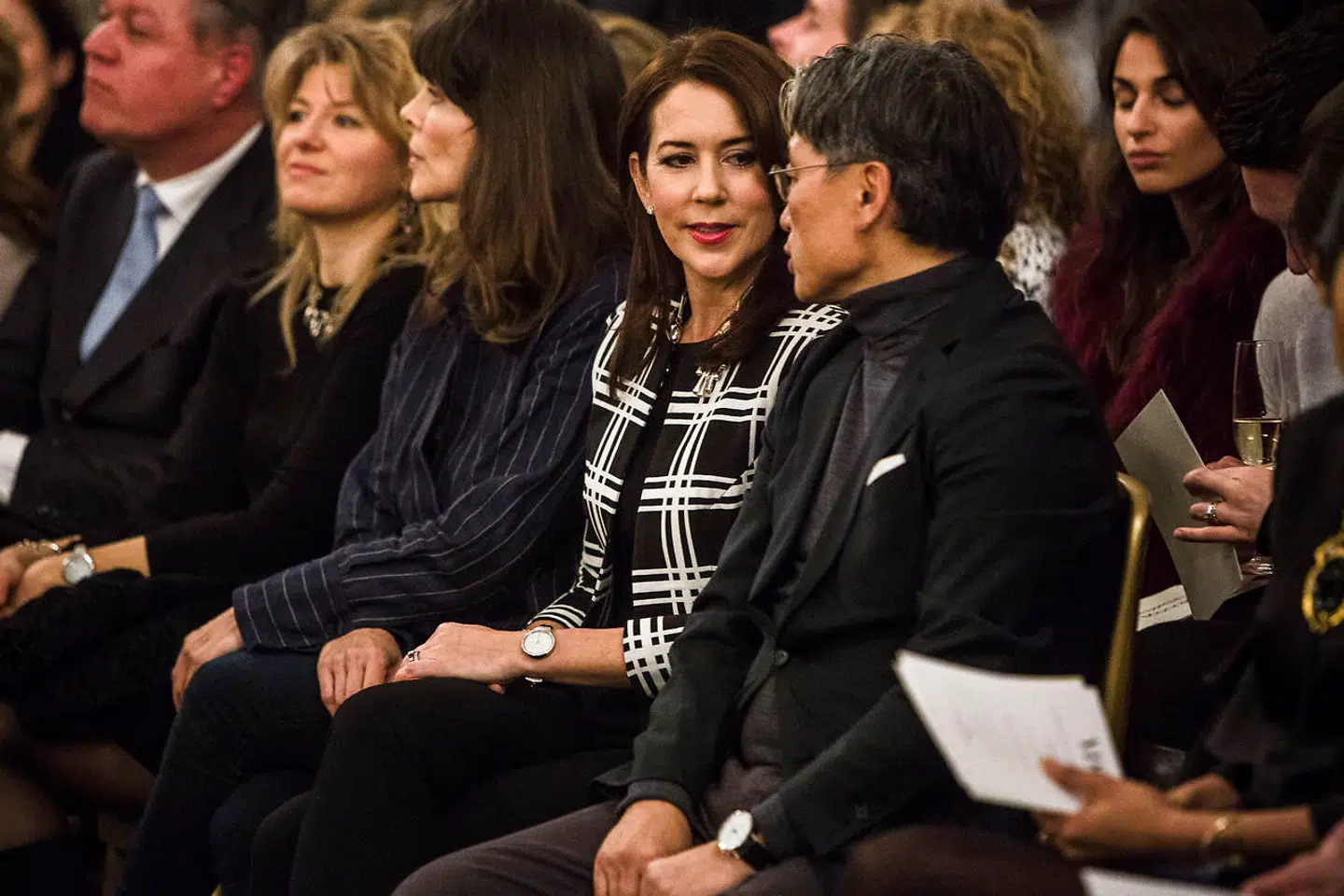 Kronprinsesse Mary overværer Yde modeshow på Hotel d'Angleterre torsdag 29. januar 2015 i forbindelse med Copenhagen Fashion Week. Det er den danske designer Ole Yde, der står bag. (Foto: Simon Læssøe/Scanpix 2015)