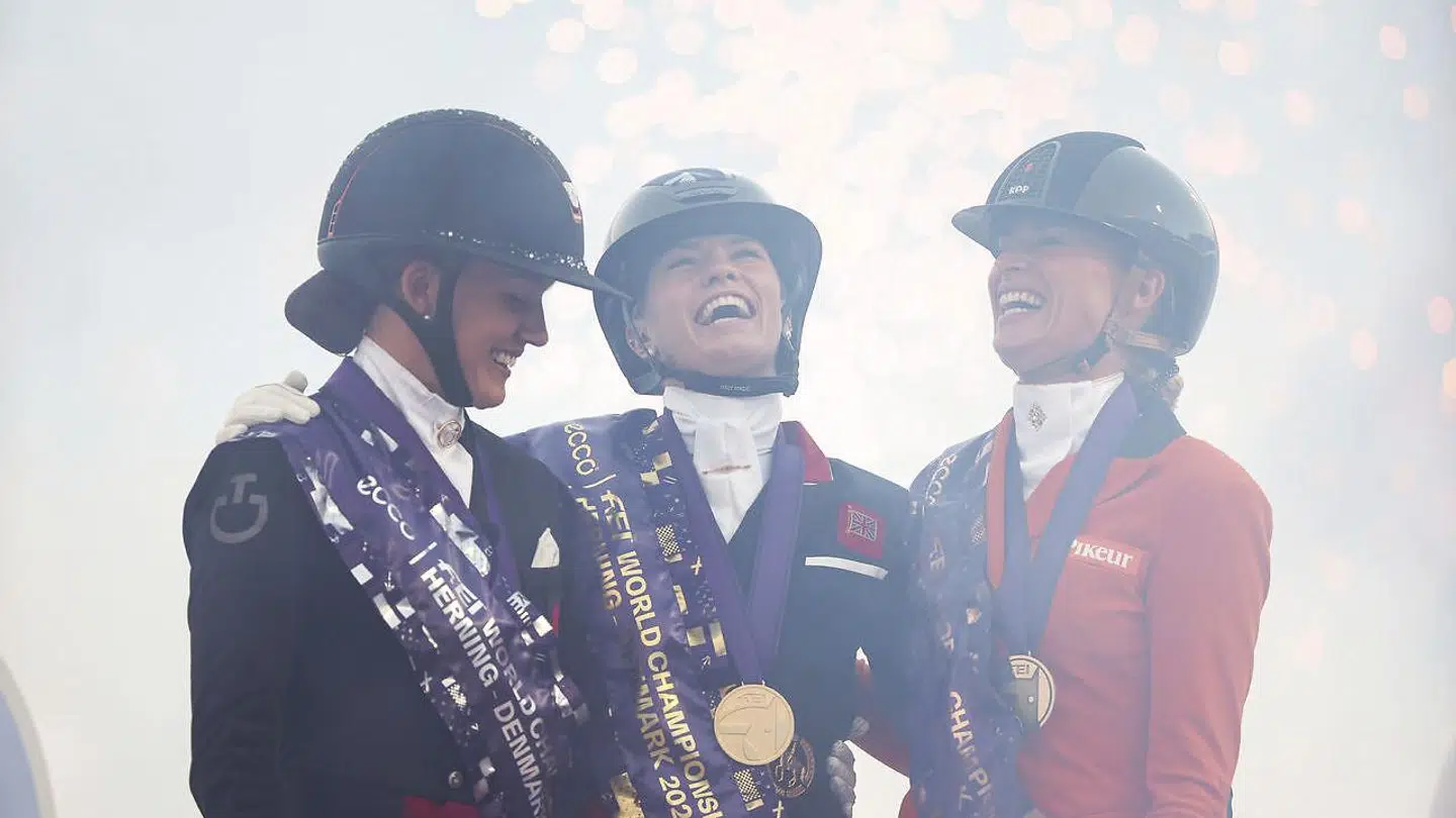 Cathrine Laudrup-Dufour fejrer her sin individuelle sølvmedalje for Grand Prix Special ved VM i Herning.