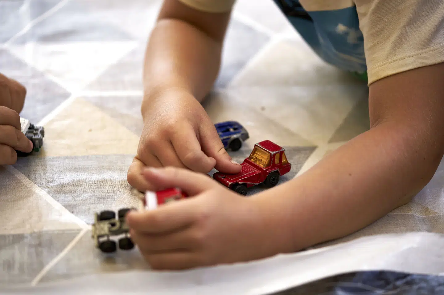 Hvis et spædbarn på 9-10 måneder ikke er begyndt at kravle, sidde selv, trille om på maven og putte ting i munden, kan det være tegn på en udviklingsforstyrrelse. (Genrefoto). Signe Goldmann/Ritzau Scanpix
