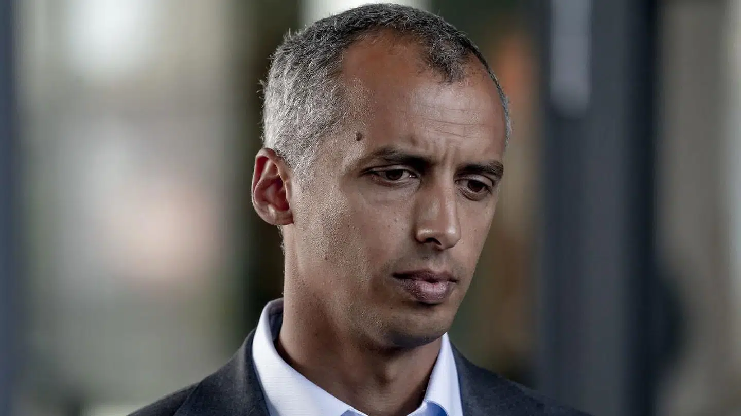 Justitsminister Mattias Tesfaye kræves på banen, efter video vister aggressiv Brøndby-fan i tog.