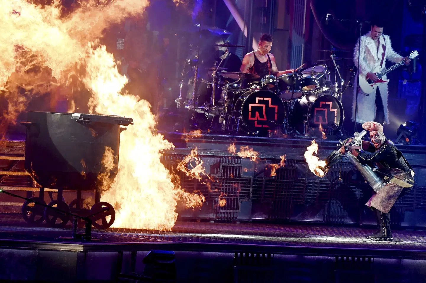 Rammstein skal efter planen spille en nytårskoncert for 145.000 gæster i München. Bandet ses her under en koncert i Düsseldorf i juni. Malte Krudewig/Ritzau Scanpix