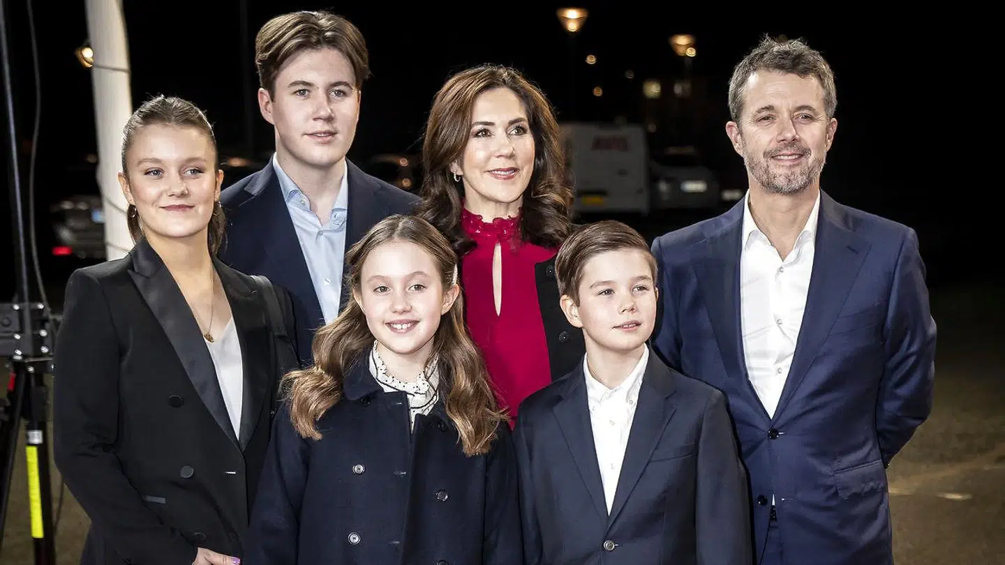 Prinsesse Isabella, prins Christian, kronprinsesse Mary, kronprins Frederik og forrest prinsesse Josephine og prins Vincent.