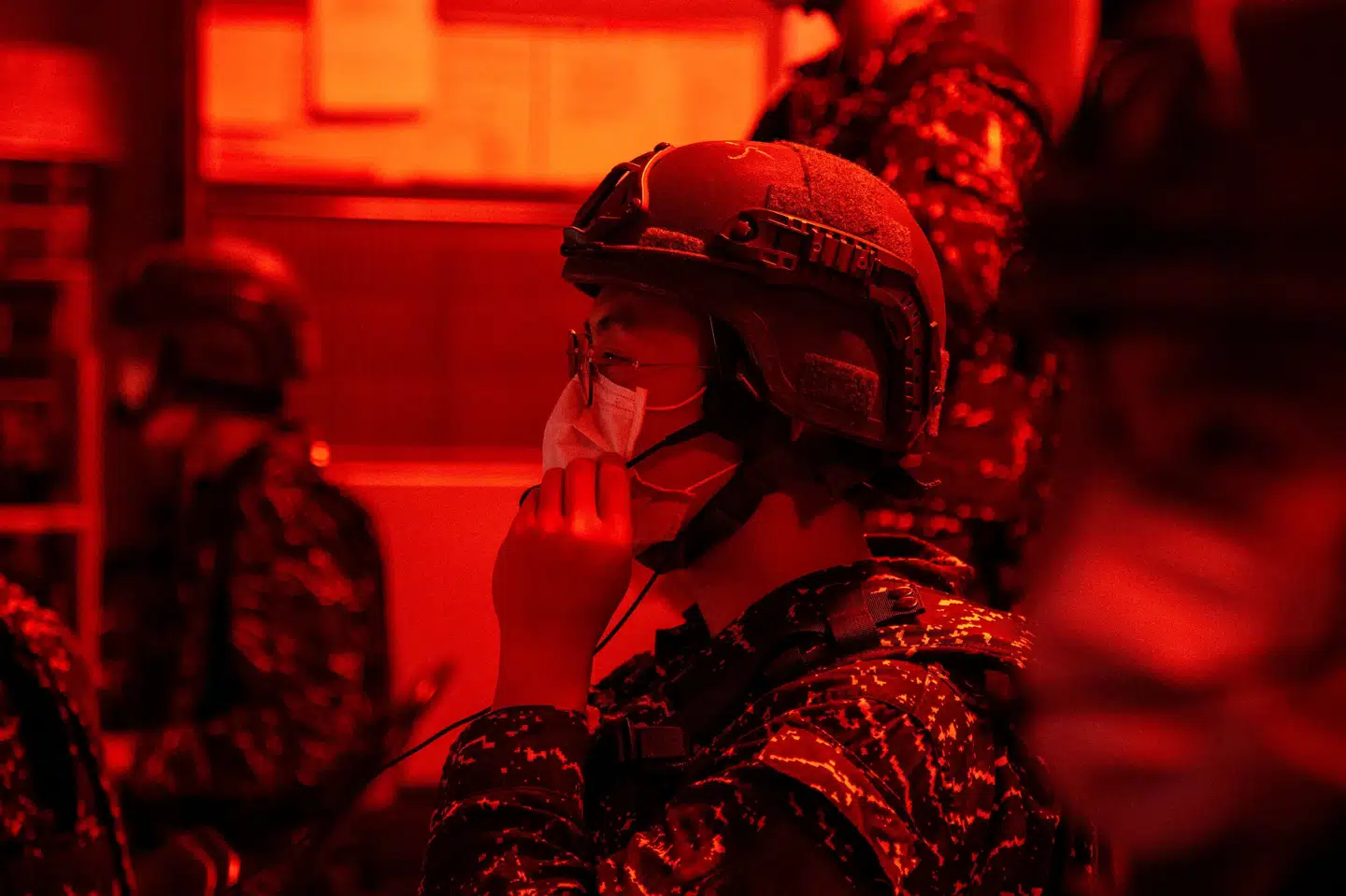 Soldater fra Taiwans flåde overvåger farvandet omkring øen under den omfattende militærøvelse, som Kinas militær har gennemført i de seneste dage. Øvelsen er ved at blive afviklet, meddeler Kina søndag. Taiwan Military News Agency/Reuters