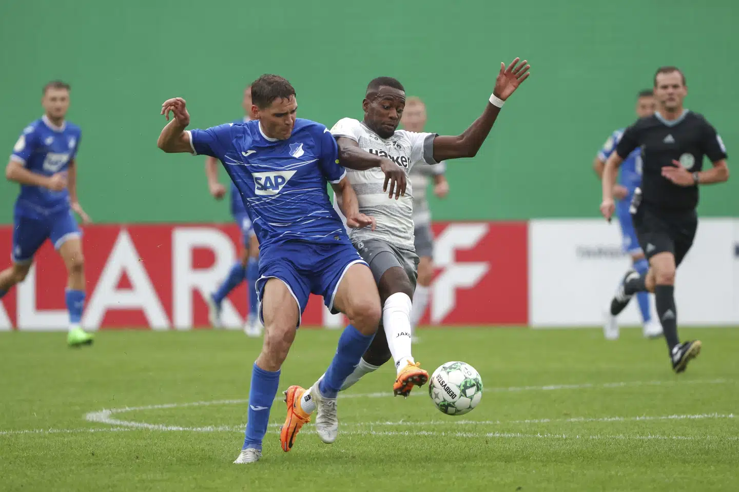 Robert Skov (tv.) - her i sidste uges pokalkamp - scorede til 1-0 for Hoffenheim. (Arkivfoto). Friso Gentsch/Ritzau Scanpix