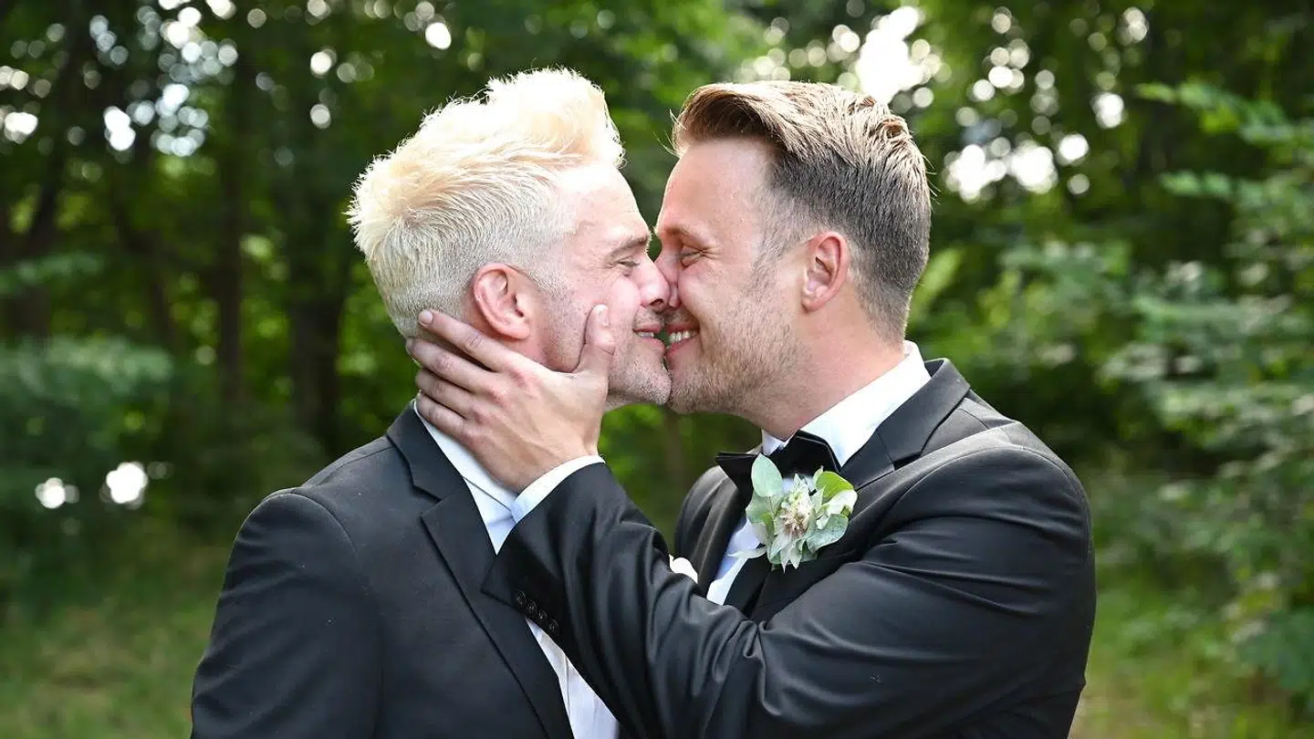 Lørdag den 6. august blev danseren og sangeren Silas Holst gift med Nicolai Schwartz. Vielsen og festen foregik på Nakkehoved Fyrkro ved Gilleleje.