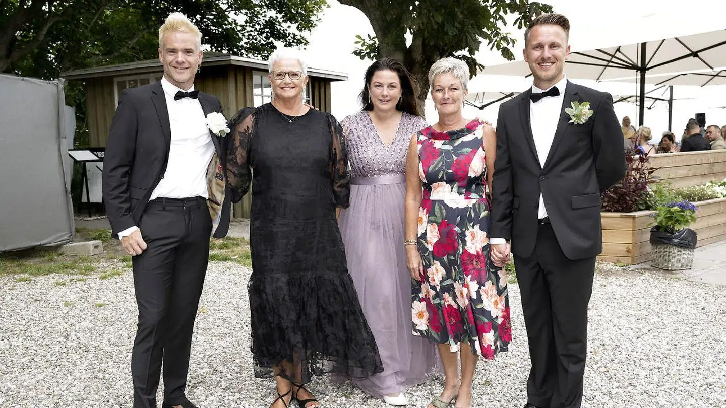 Det nygifte par med deres mødre og moderen til Silas' børn.