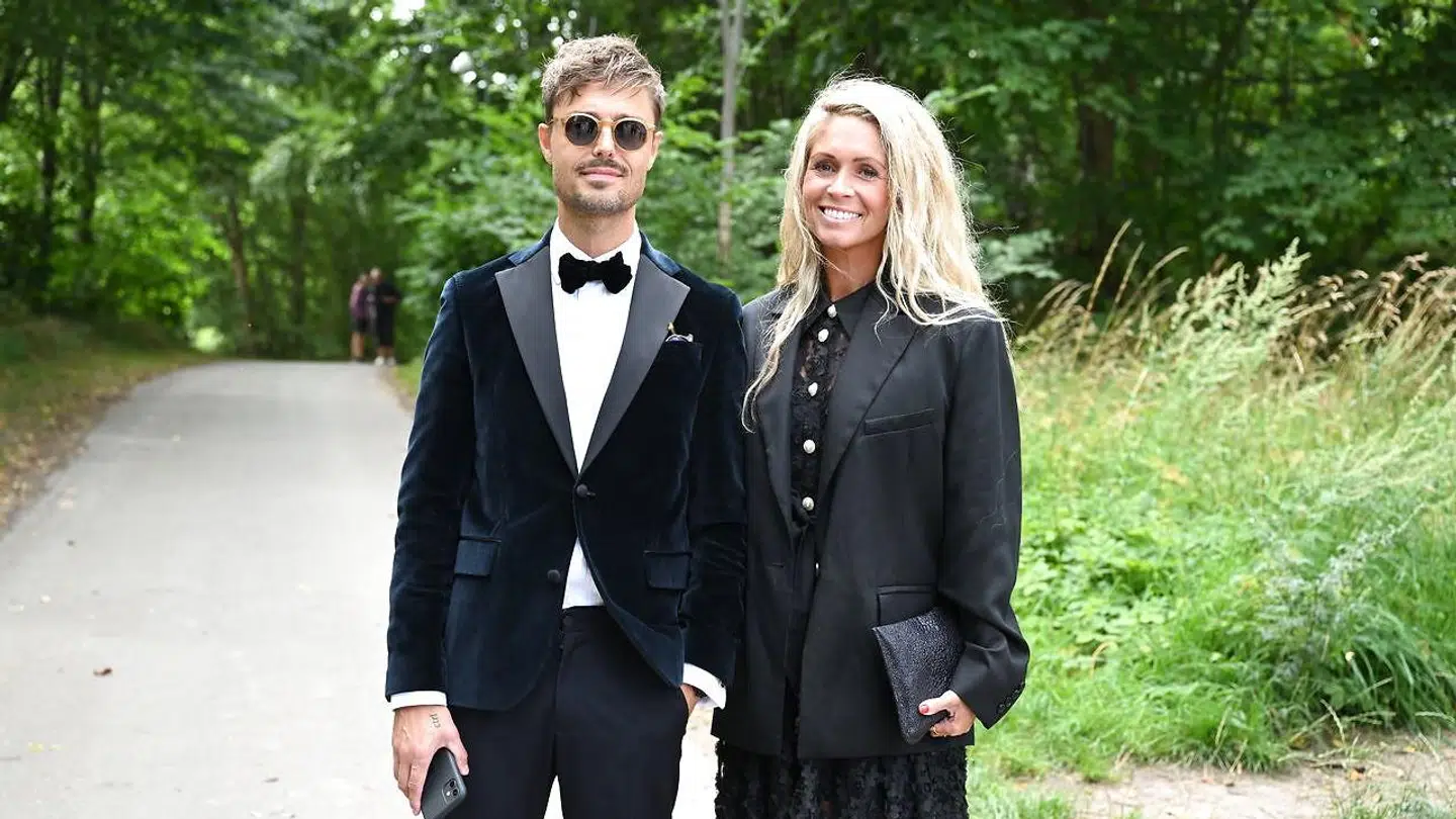 Lørdag den 6. august blev danseren og sangeren Silas Holst gift med Nicolai Schwartz. Vielsen og festen foregik på Nakkehoved Fyrkro ved Gilleleje.