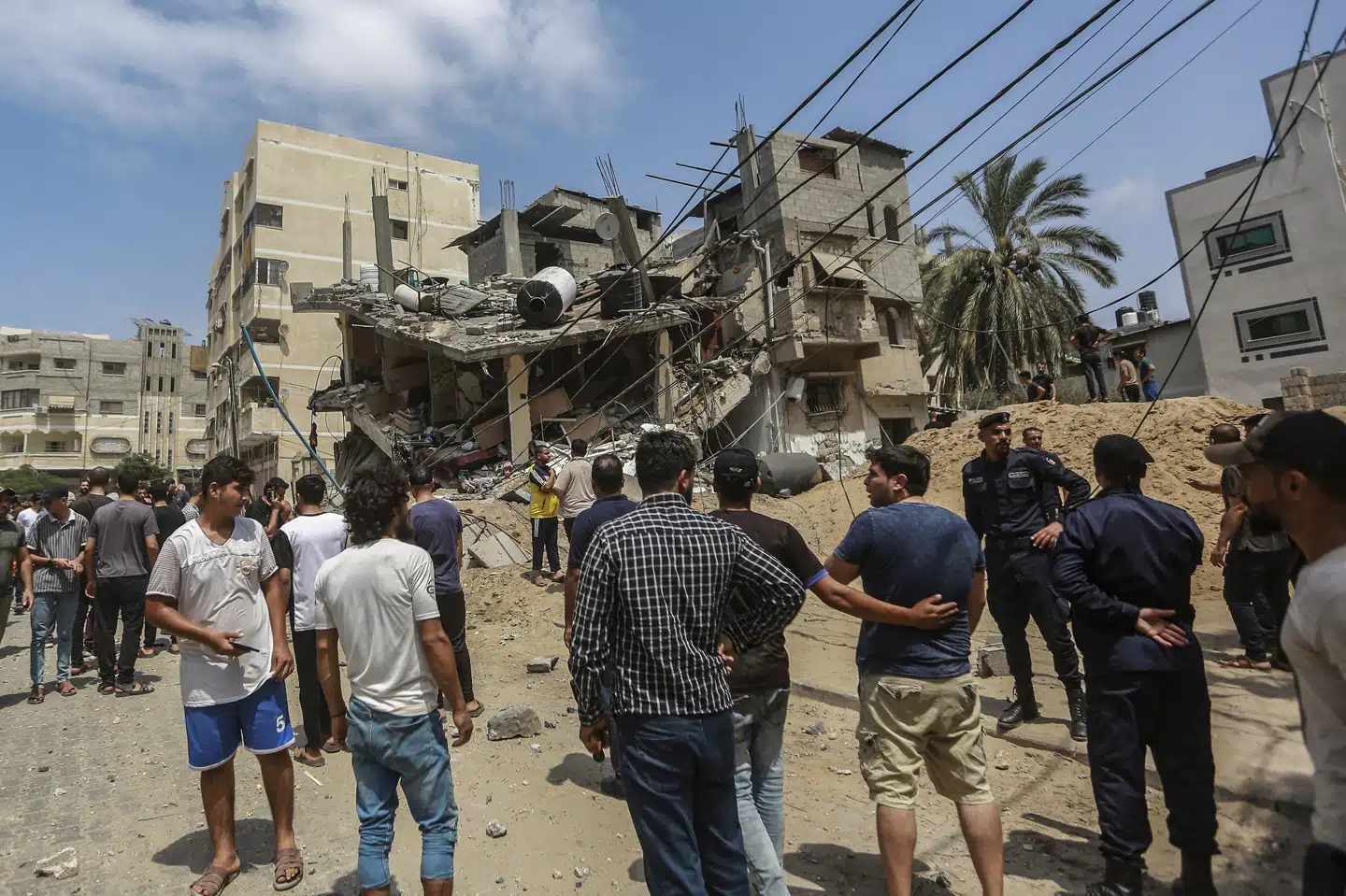 Palæstinensere i Gaza City betragter lørdag nogle af skaderne i byen, efter at Israel har foretaget en række luftangreb som svar på militante gruppers affyring af raketter mod Israel. Den israelske militæroperation er ikke slut, siger brigadegeneral. Mohammed Talatene/Ritzau Scanpix