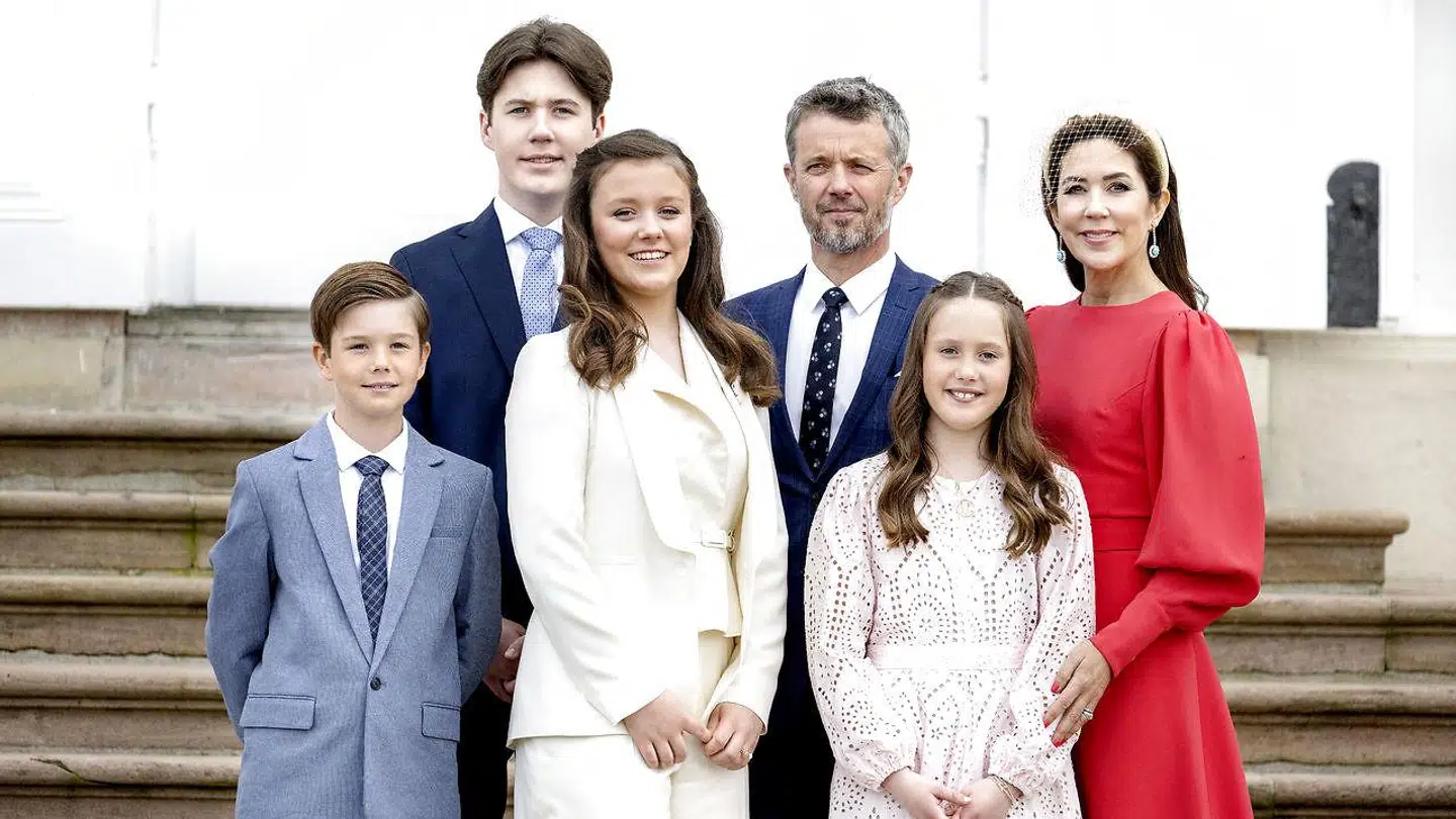 Kronprins Frederik, Kronprinsesse Mary og børnene Prins Christian, Prinsesse Isabella, Prins Vincent og Prinsesse Josephine til Prinsesse Isabellas konfirmation i Fredensborg Slotskirke lørdag d. 30. april 2022.