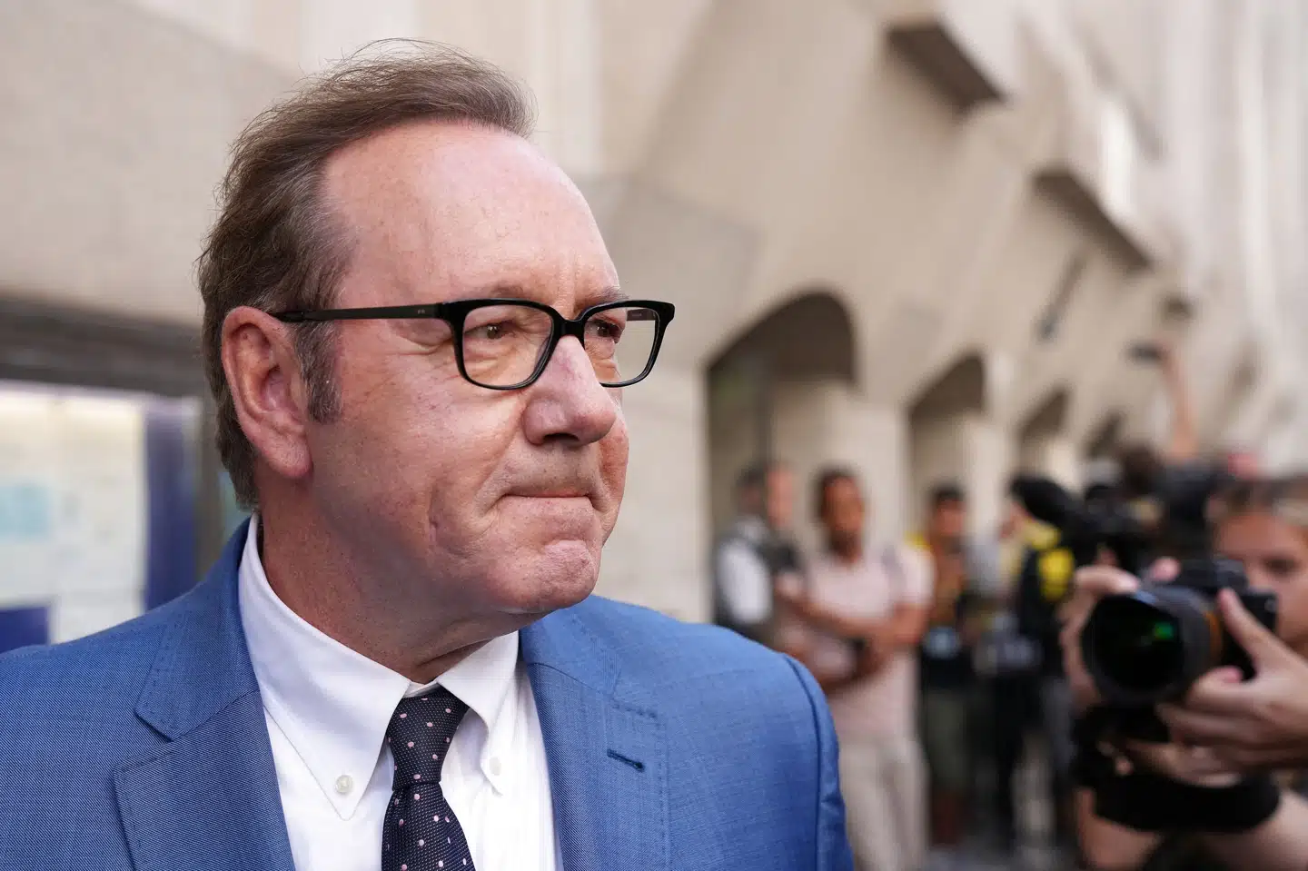 Skuespilleren Kevin Spacey forlader en domstol i London tidligere i juli i forbindelse med anklager mod ham for seksuelle overgreb på tre mænd, mens han var leder af teateret Old Vic i byen. Maja Smiejkowska/Reuters