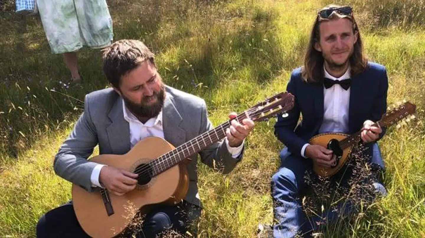 Kasper Ejlerskov Leonhardt (th.) og Dennis DeBannic (tv.) fra 'The Grenadines' spillede 'Moon River' i græsset, da Morten Fillipsen og Chilie Orloff blev viet.