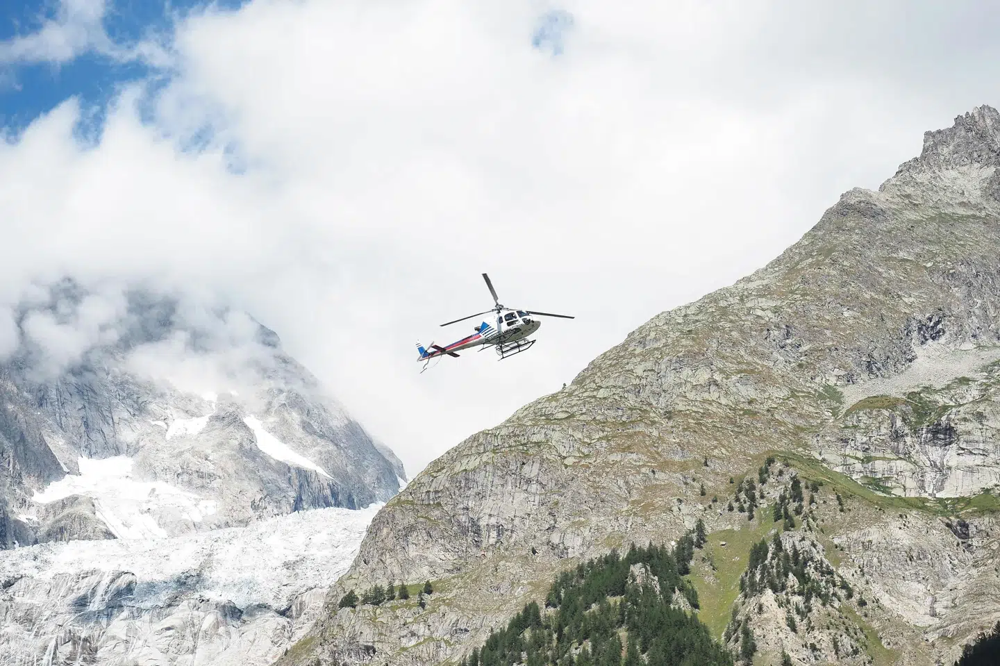 En redningshelikopter på udkig efter tre savnede klatrere ses afsøge en del af Mont Blanc på den italienske side af bjerget. (Arkivfoto). Guillaume Souvant/Ritzau Scanpix