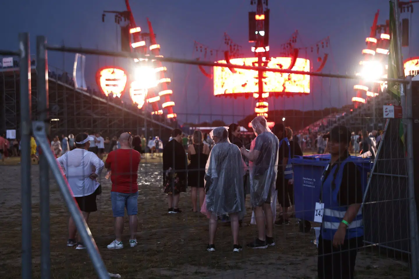 Regnslagene blev fundet frem, da Ed Sheeran-koncert i Øresundsparken på Amager torsdag aften blev ramt af et kraftigt uvejr. Olafur Steinar Gestsson/Ritzau Scanpix