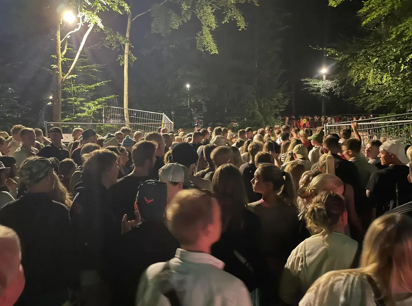 Ifølge en gæst på festivalen var det en ubehagelig oplevelse at komme fra onsdagens koncerter. Folk forsøgte at kravle over hegnet og gik på vejene for at komme hjem. Foto: Privat
