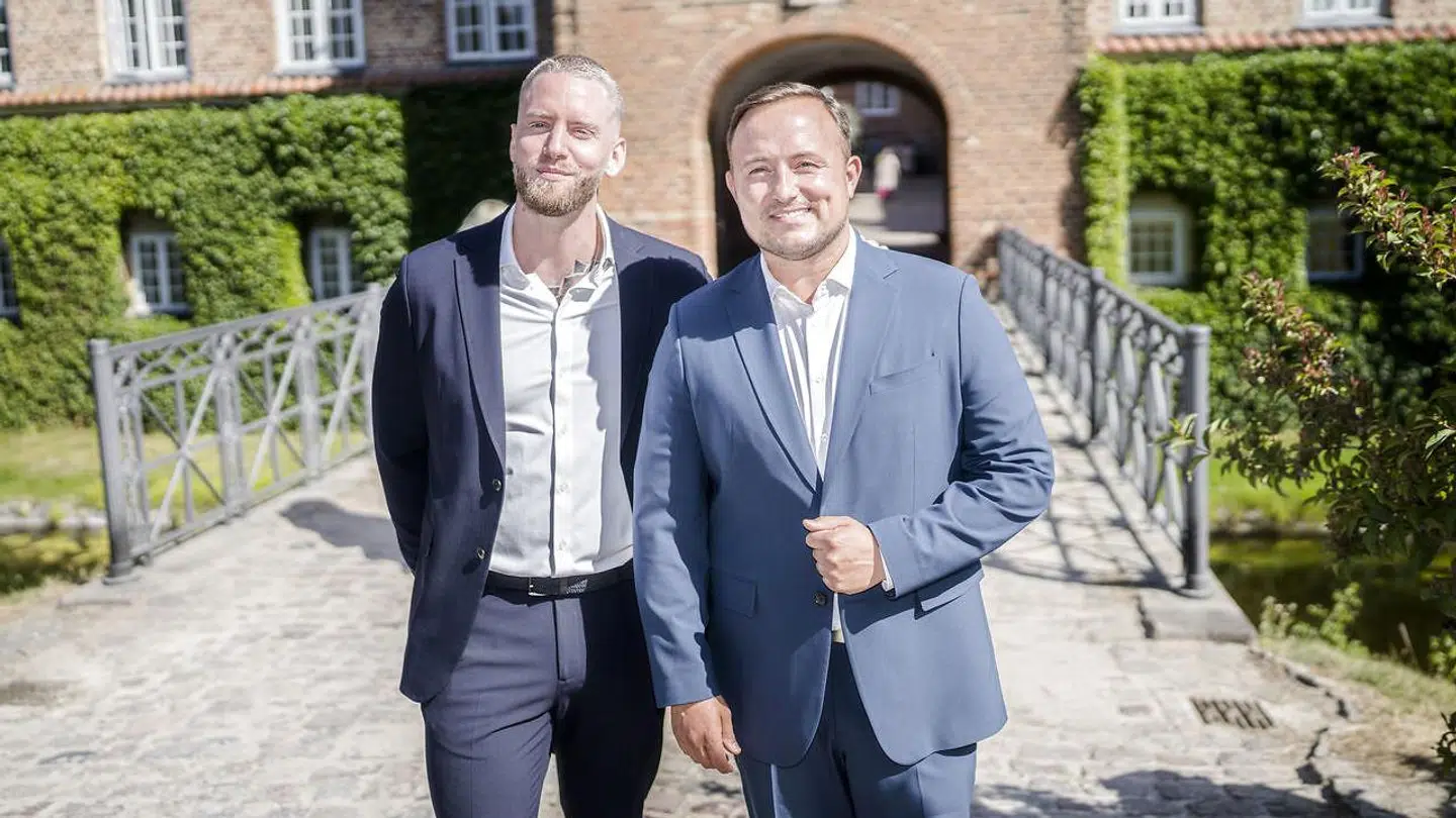 Thomas Evers Poulsen og kæresten Sæphor Kristinsson. Mascha Vang og Troels Krohn Dehli bliver gift på Holckenhavn Slot ved Nyborg, tirsdag den 2. august 2022.