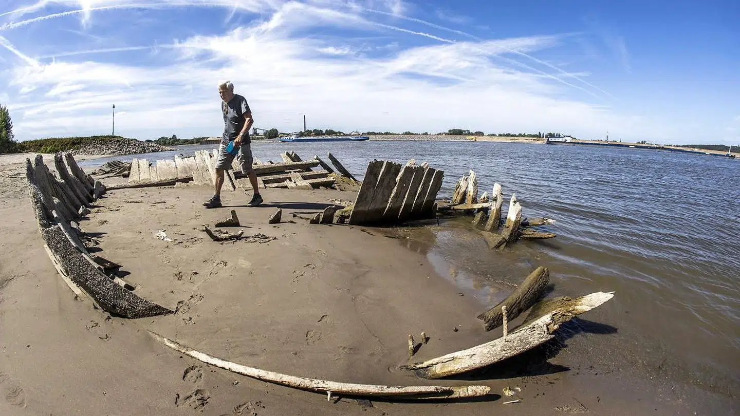 Vraget af skibet 'Elisabeth', som eksploderede og sank i 1895 tæt på grænsen mellem Holland og Tyskland, er nu blevet synligt på grund af den lave vandstand i Rhinen.